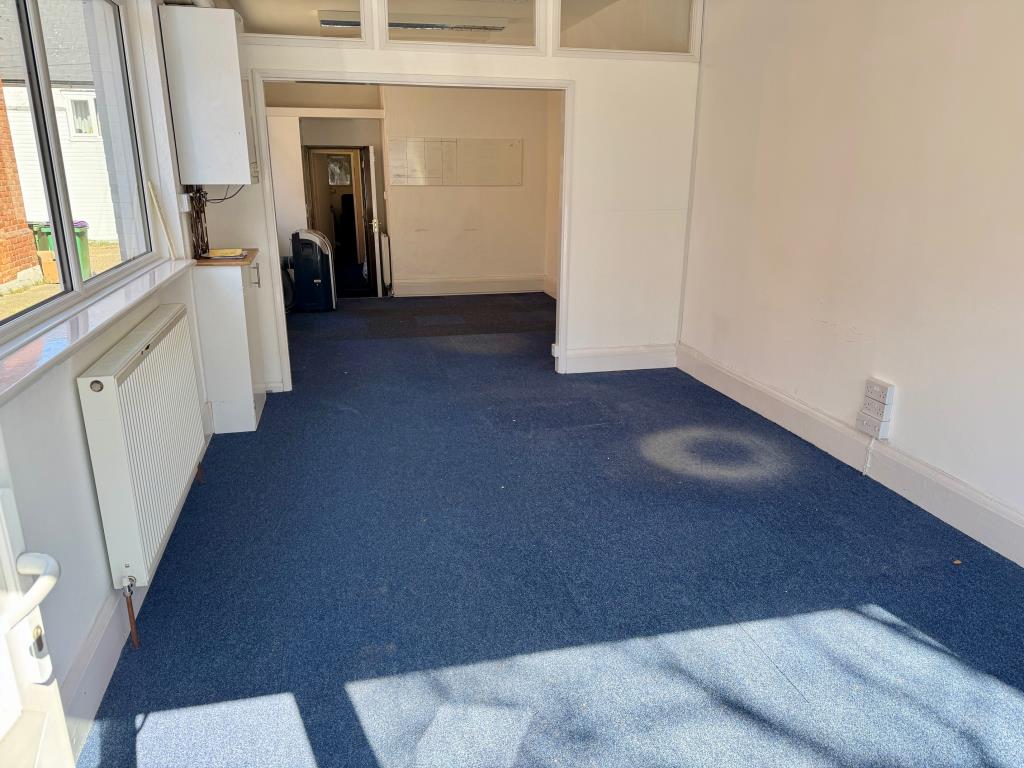 Lot: 67 - FREEHOLD COMMERCIAL PREMISES WITH GATED YARD - Front & rear showrooms